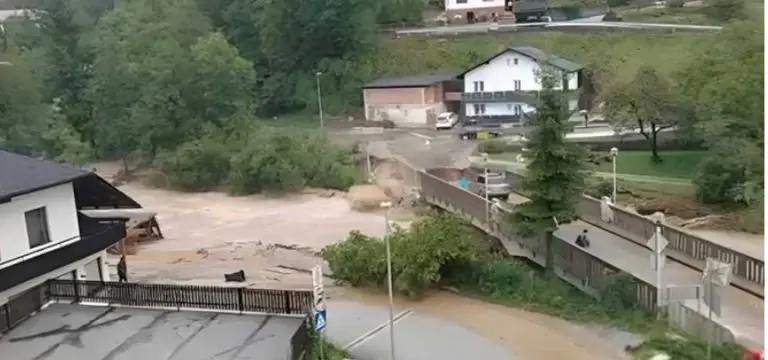 (VIDEO) Most u Sloveniji se urušio, auto stao u zadnji tren