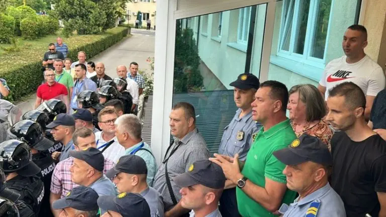 Haos ispred zgrade Općine Banovići: Intervenisala policija