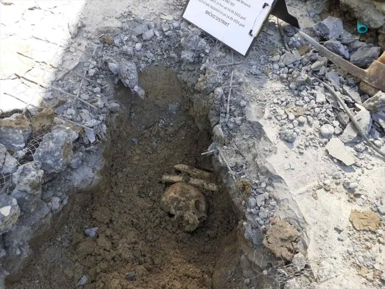 Udruženja zabrinuta jer ljekar iz Brčkog koji je skrivao kosti žrtava genocida i dalje radi s pacijentima