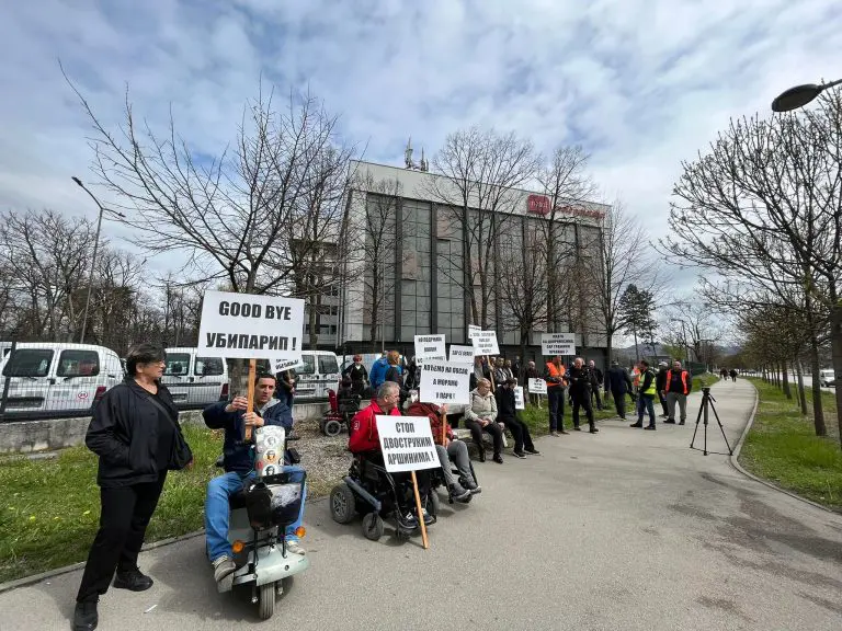 Nakon dva mjeseca generalnog štrajka radnici Centra za profesionalnu rehabilitaciju i zapošljavanje invalidana ulici