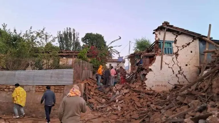 U razornom zemljotresu u Nepalu poginulo najmanje 137 ljudi