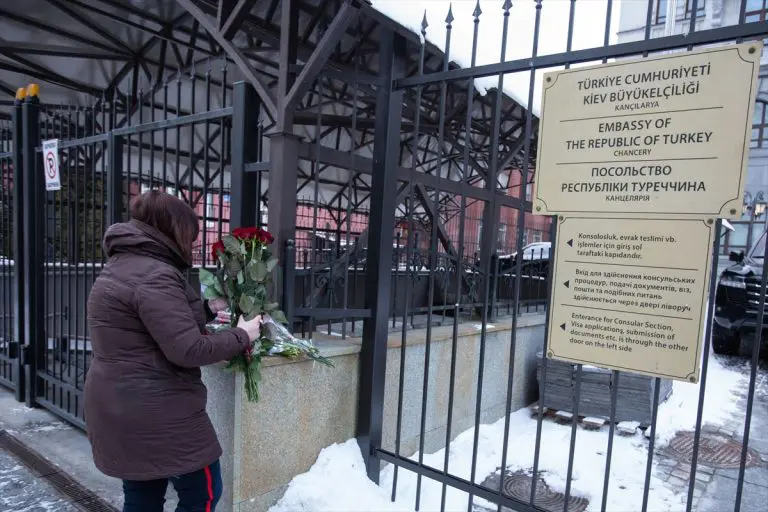 Cvijeće ispred zgrade turske ambasade u Kijevu