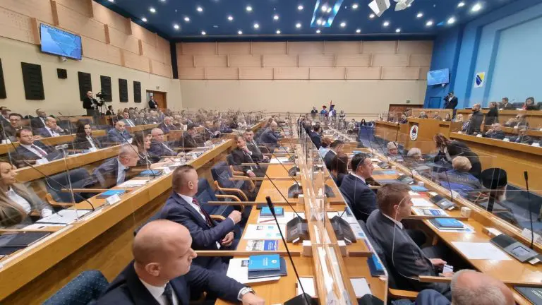Dan poslije cirkusa u Narodnoj skupštini RS: Šta možemo očekivati od novih poslanika?