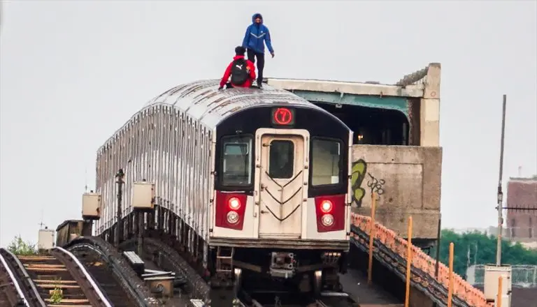 Trčanje po vozovima opasna navika tinejdžera u New Yorku
