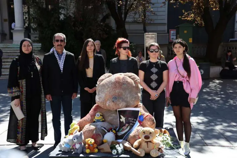 Plišani medo kao simbol radosti, danas u ožiljcima svjedoči patnji palestinske djece