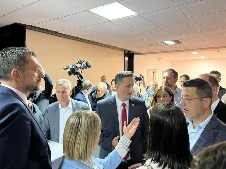Denis Bećirović proglasio pobjedu!