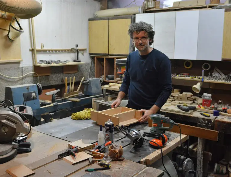 JEDINSTVEN SLUČAJ Inženjer telekomunikacija izabrao da radi za stolarskim strugom