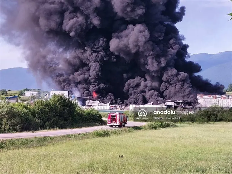 Radnik požarom zahvaćene fabrike u Bihaću: ‘Pola života mi je ovdje i nestaje u plamenu’
