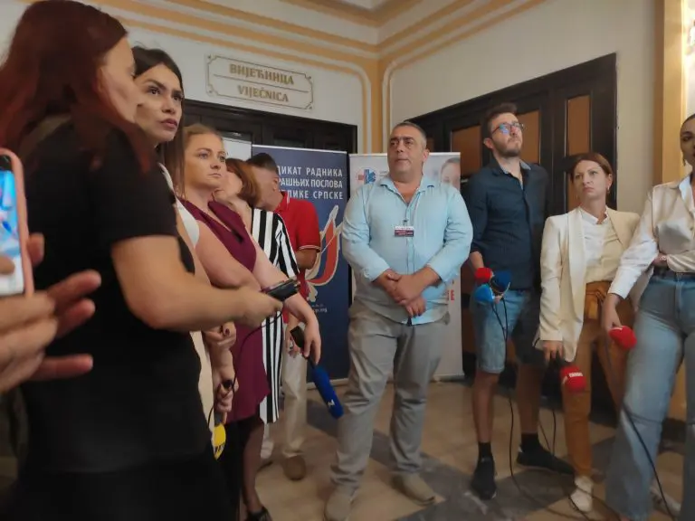 IZLAZE NA ULICU Medicinari, policija, uprava…:”Prevareni smo”