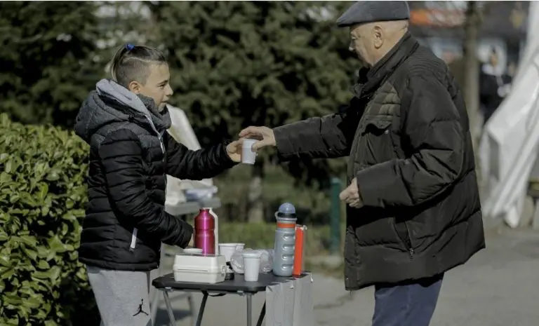 Dječak Benjamin prodao ukupno 1.583 komada čaja. Sve uplatio za Tursku i Siriju