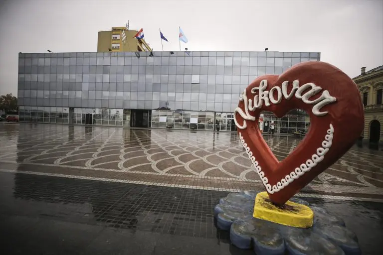 Vukovar, grad podijeljen između prošlosti i budućnosti: Učionica do učionice, u jednoj Hrvati, u drugoj Srbi