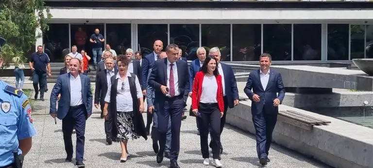 Opozicioni političari izašli pred borce okupljene ispred NSRS