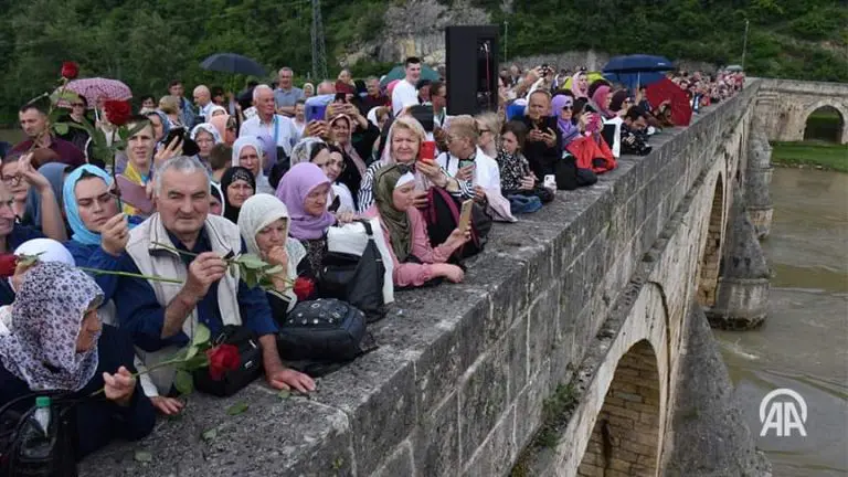Sjećanje na 3.000 ubijenih civila Višegrada: Sa ćuprije Mehmed – paše Sokolovića u Drinu spuštene ruže