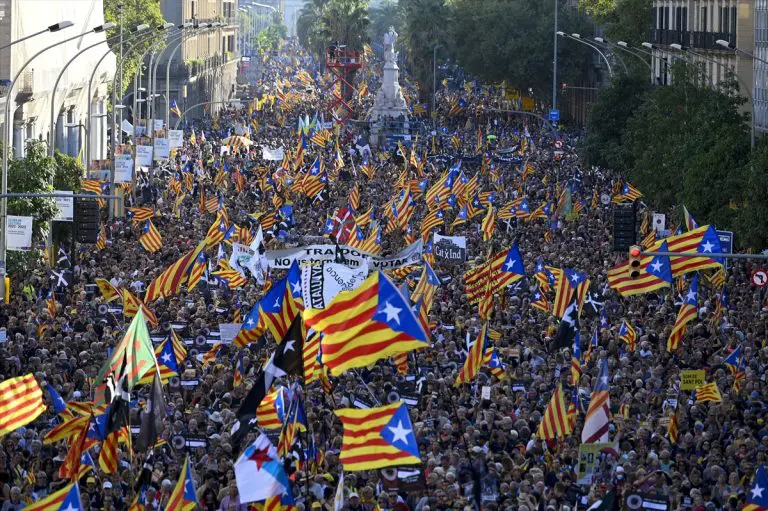 Stotine hiljada građana Barcelone obilježilo Nacionalni dan Katalonije