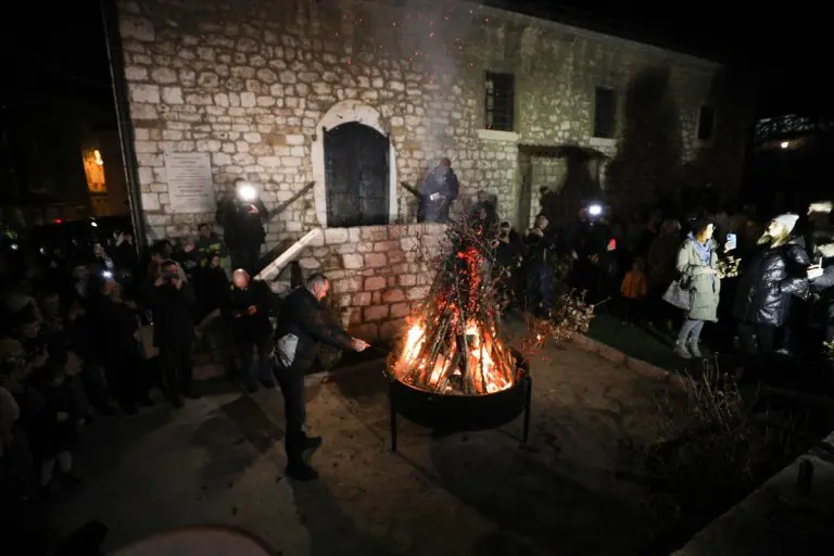 Zapaljen badnjak ispred Stare pravoslavne crkve u Sarajevu