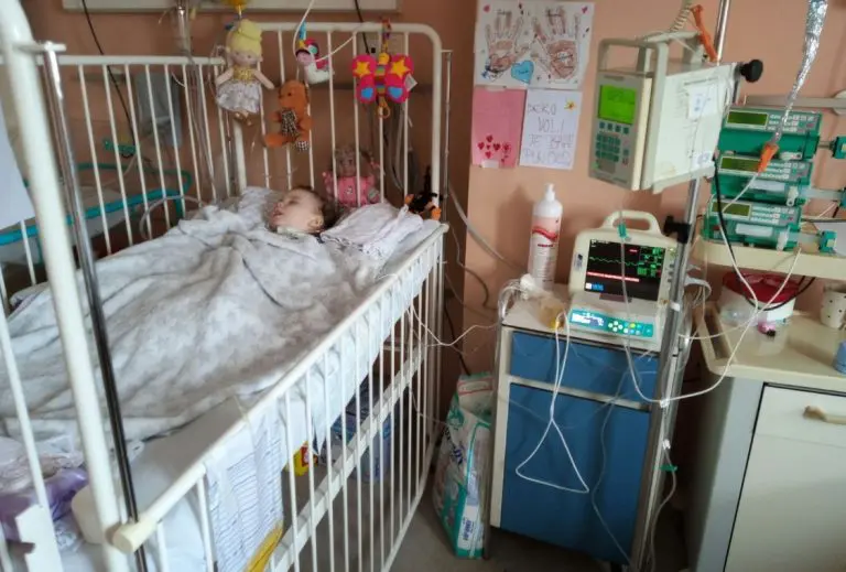Apel za pomoć dvogodišnjoj Dalili koja u bolnici leži 14 mjeseci neprekidno!