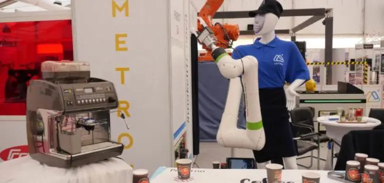 Gračanički roboti prave kafu, vare i drže reklamu