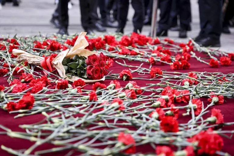 Građani ostavljaju karanfile na mjestu smrtonosne eksplozije u Istanbulu (FOTO)