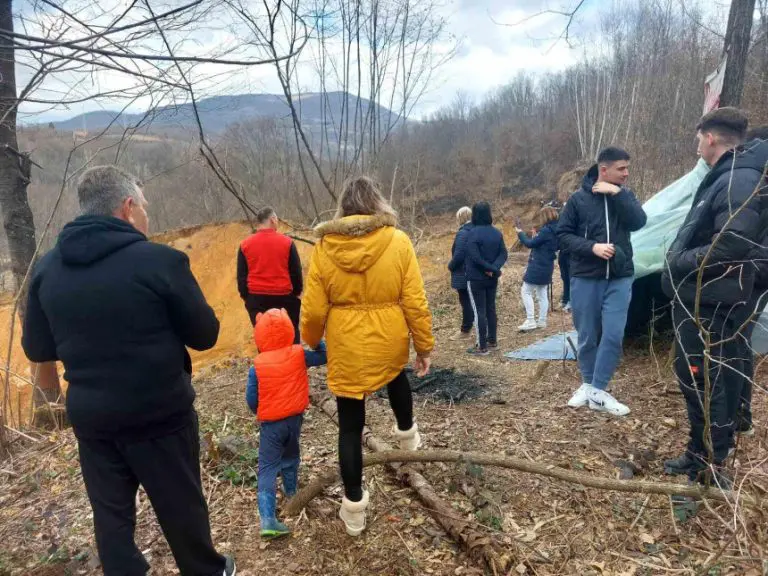 Mještani Bistrice tijelima brane svoje njive i šume
