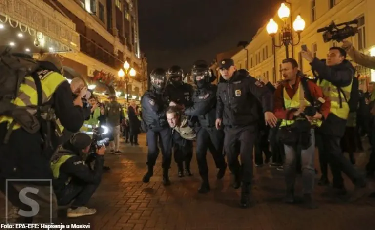 Pogledajte snimke s protesta u Rusiji: Uhapšeno 1.300 ljudi, nepregledne kolone na granicama Prije 30min 0 komentara