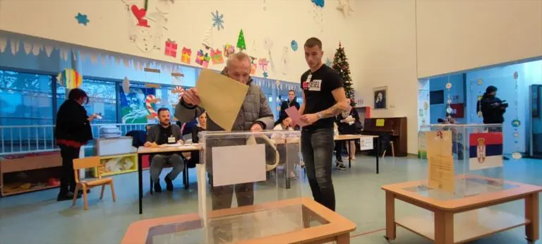 Otvorena biračka mjesta u Srbiji: Građani glasaju na vanrednim izborima