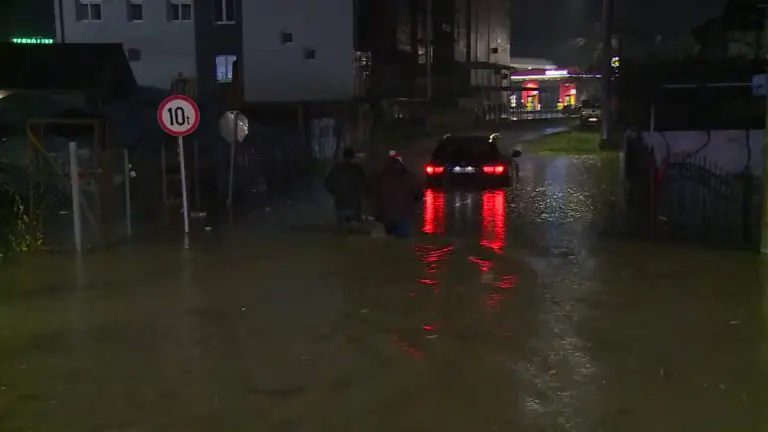 Poplave na sjeveru BiH, voda ulazi u kuće