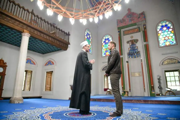 Stanivuković u džamiji Ferhadija u Banjaluci, vjernicima i banjalučkom muftiji čestitao Bajram