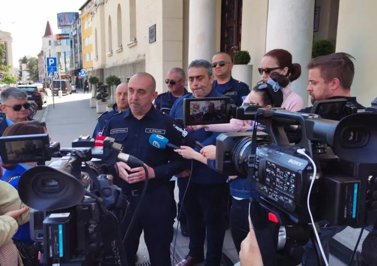 “Imamo problem sa manjkom ljudi i sa starosnom strukturom. Nije normalno da se vatrogasac sa 60 godina penje na zgradu”