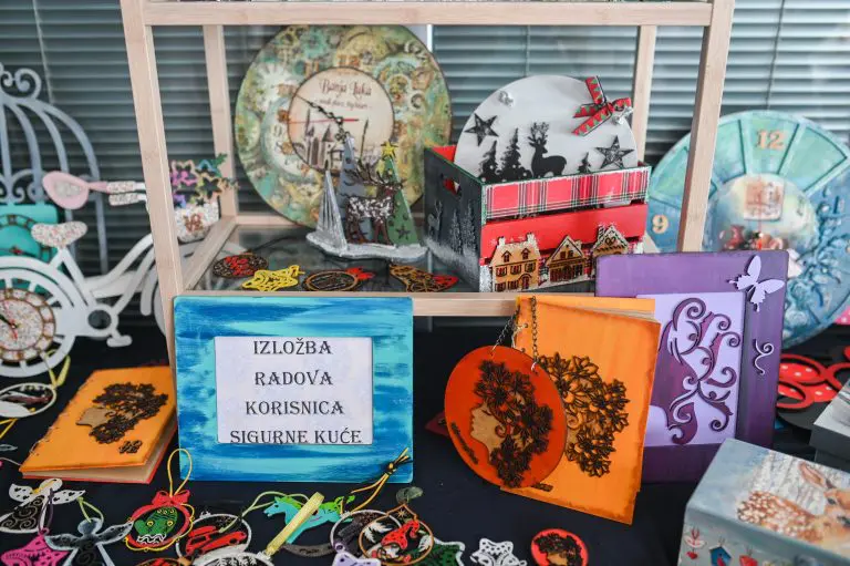 U Domu omladine otvorena izložba “Ruke stvaraju život bez nasilja“.