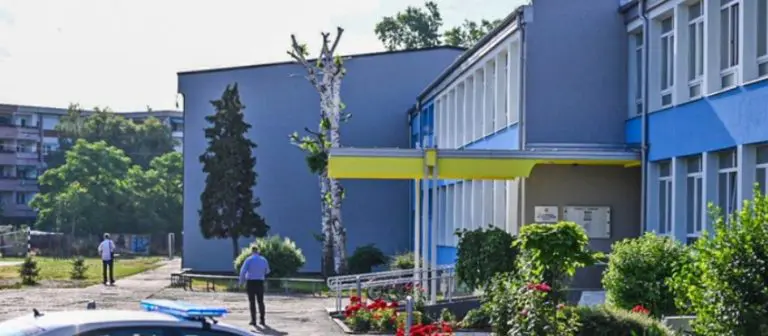 Oglasili se iz policije: Učenik koji je POGODIO NASTAVNICU KAMENOM u glavu upućen na liječenje