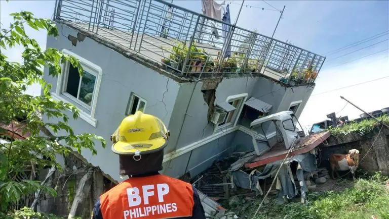 DRAMATIČNI SNIMCI RAZORNOG ZEMLJOTRESA Zvonik se ruši, zemlja puca, ljudi bježe u panici, četiri osobe poginule
