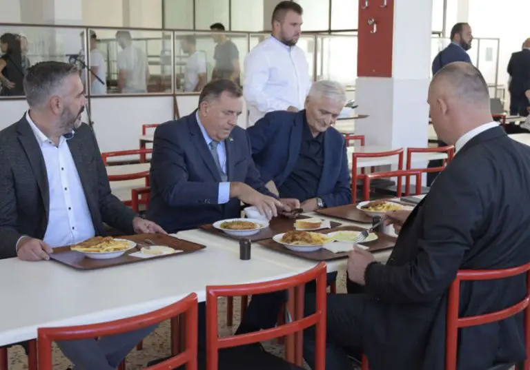 Dodik ručao sa studentima u menzi, častio radnike sa 50KM, kuvarice sa 100KM