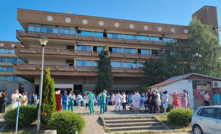 BUKA ispred UKC RS: Dojava o bombi, pacijenti i osoblje ispred objekata, policija na terenu