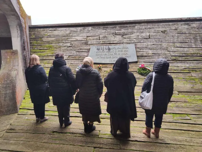 Majke Srebrenice odale poštu stradalima u Jasenovcu (FOTO)
