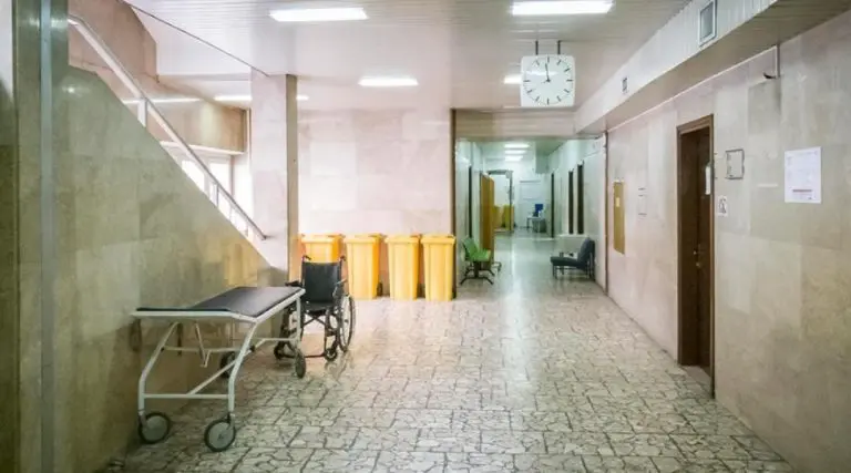 Žena umrla od sepse: 10 sati čekala u bolničkom hodniku