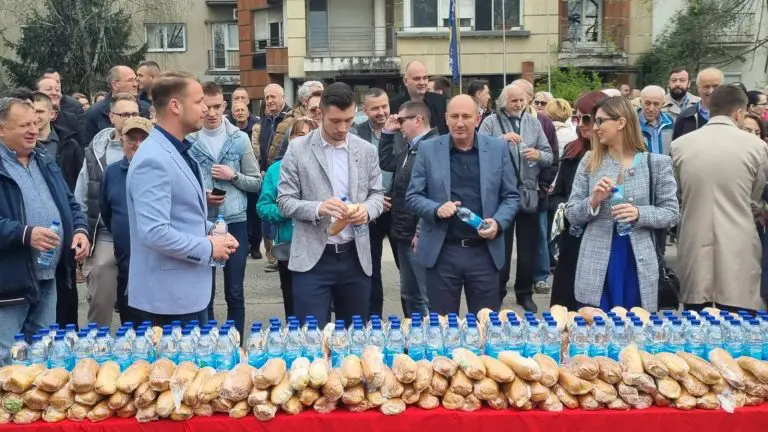 Banja Luka danas, sendviči i legitimisanja: Deložacija odgođena, problem na čekanju (FOTO)