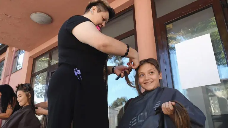 Kosu djeci oboljeloj od karcinoma doniralo stotinjak Teslićana