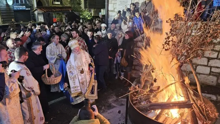Zapaljen Badnjak ispred Stare pravoslavne crkve u Sarajevu
