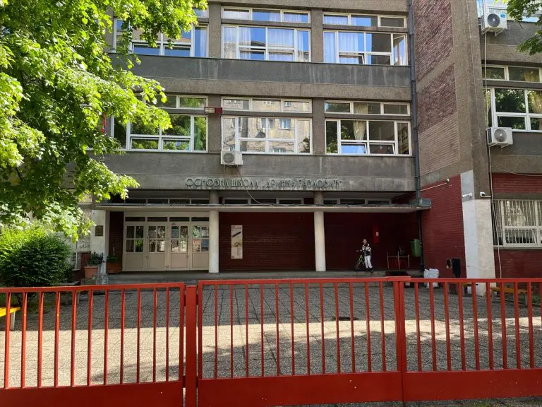 MUP Srbije proverava dojave o podmetnutim eksplozivnim napravama u školama