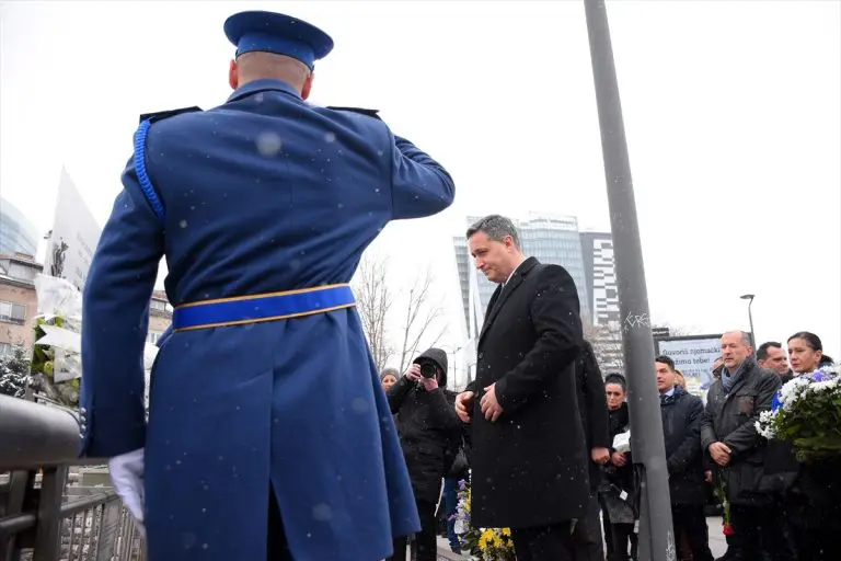Brojne delegacije položile cvijeće i odale počast na Mostu Suade i Olge