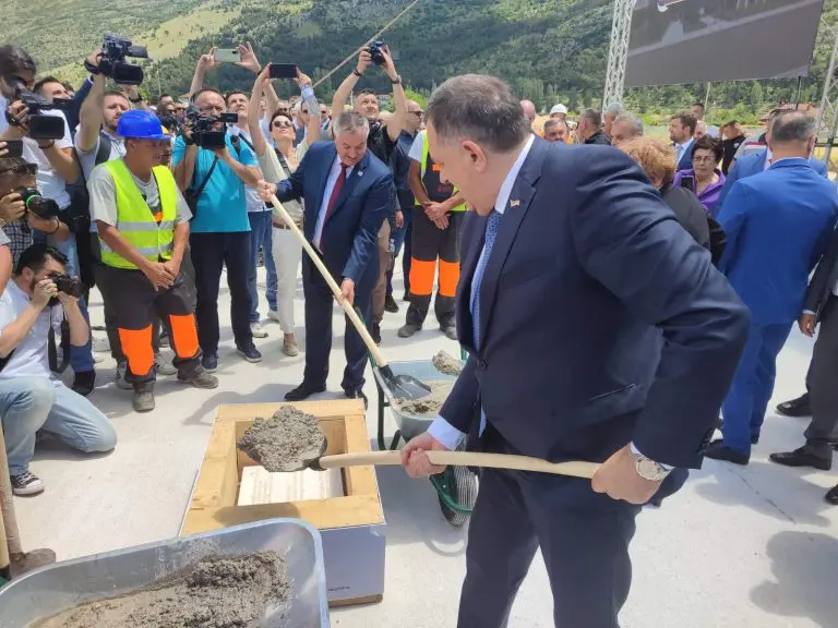 Položen kamen temeljac za novu bolnicu u Trebinju, Trebinjci iskazali nezadovoljstvo zbog početka gradnje na poljoprivrednom zemljištu