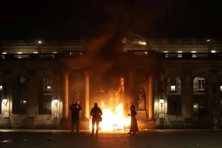 Pariz izgleda kao ratna zona: Na terenu 12.000 policajaca, bačen suzavac…