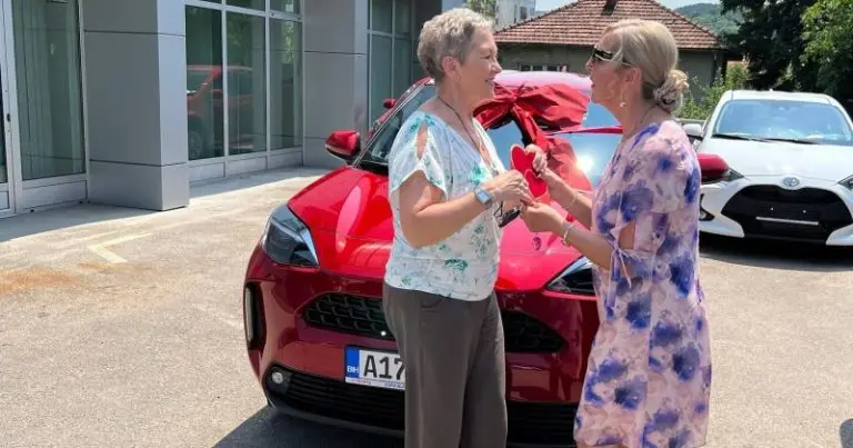 Vlasnica apoteke iz Tuzle dugogodišnju zaposlenicu ispratila u penziju poklonivši joj novi automobil