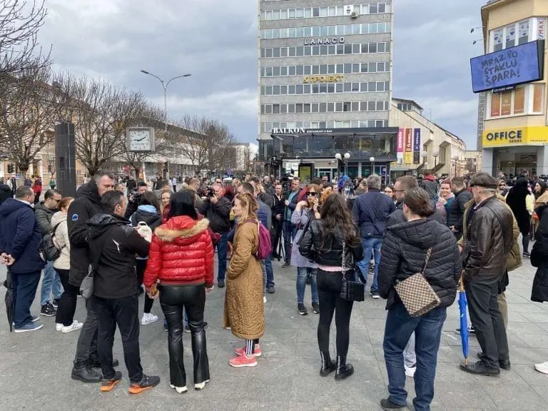 FOTO/VIDEO Spontani skup novinara zbog privođenja Nikole Morače i oduzimanja njegovog telefona