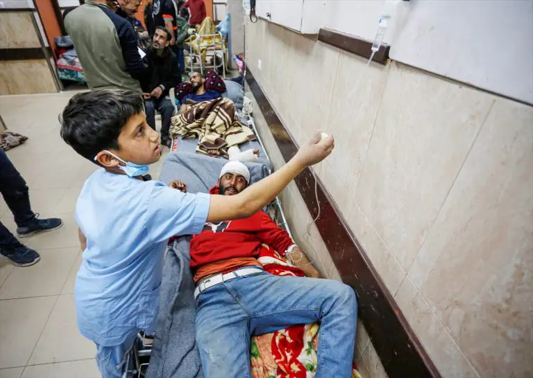 MALI HEROJ ODRASTAO PREKO NOĆI: Palestinski dječak volontira u bolnici i pomaže ranjenima