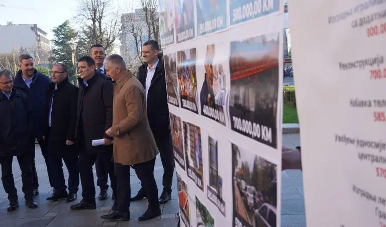 Đajić postavio bilbord ispred Gradske uprave: Lepa Brena, Željko Samardžić, Bijelo dugme, najveći kružni tok u gradu…