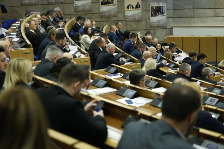 Naknadna pamet: Kako stranke odlaskom u opoziciju postaju moralne i “zaborave” na sve što su radile