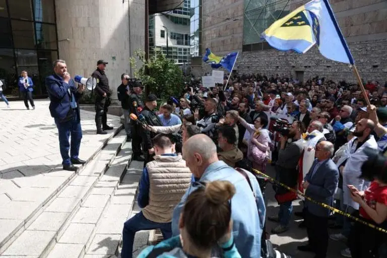 Počela vanredna sjednica Predstavničkog doma, pred zgradom Parlamenta FBiH protesti
