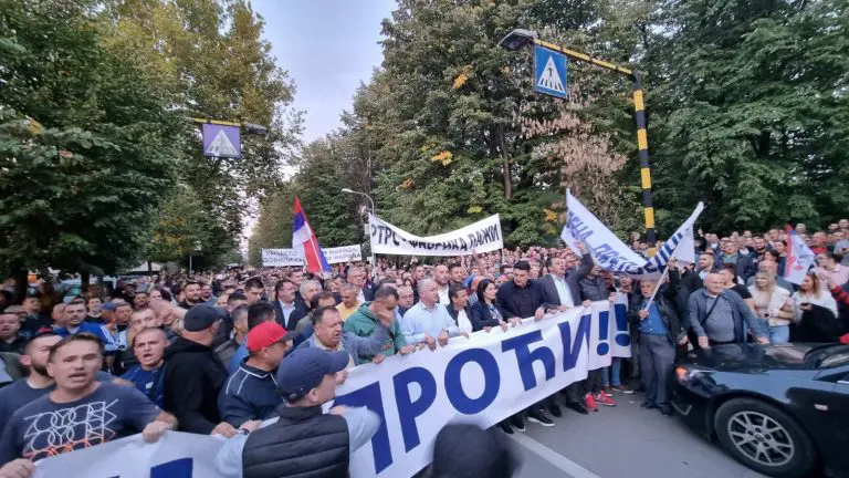 PROTEST Više hiljada građana krenulo prema Trgu Krajine FOTO/VIDEO