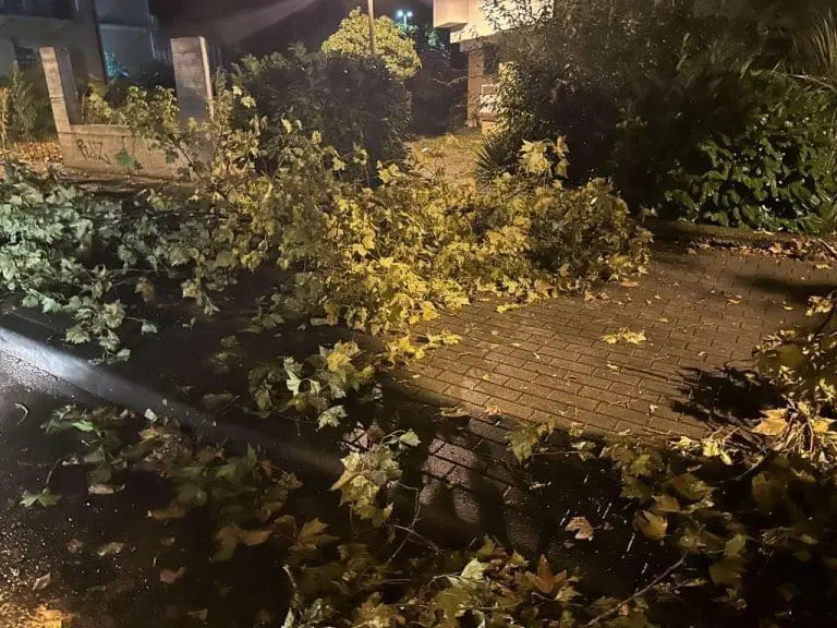 Olujno nevrijeme zahvatilo Mostar, grom udario u kuću